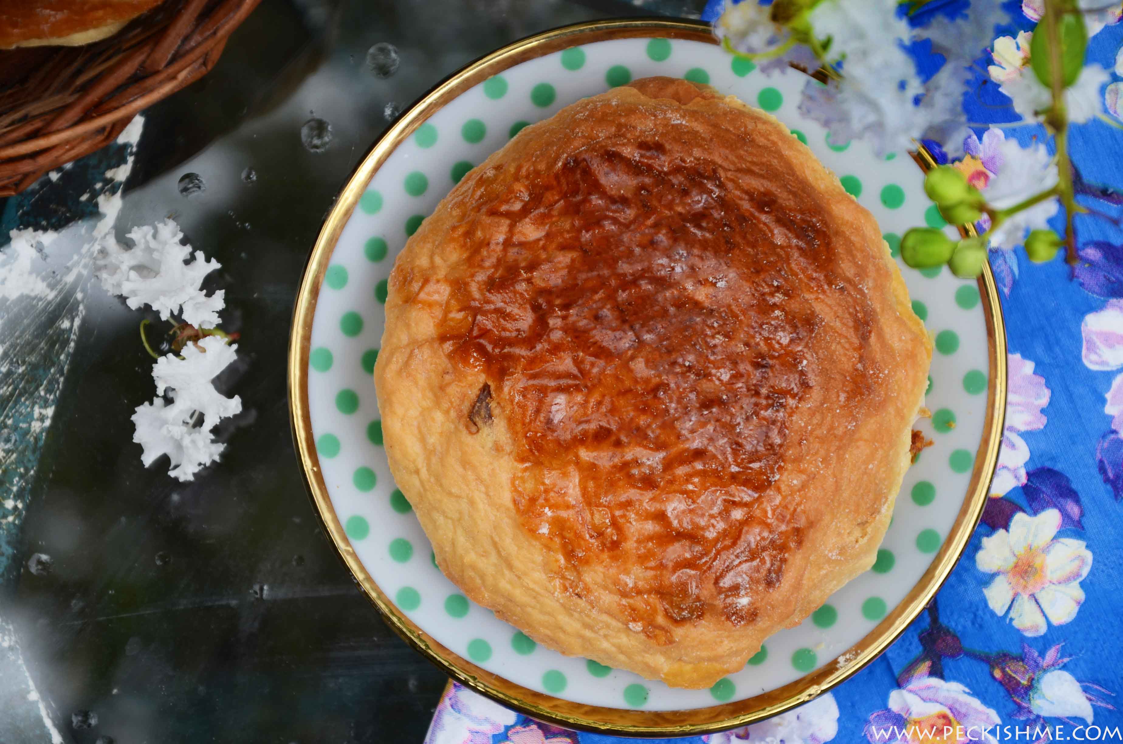 tea-bun-on-saucer